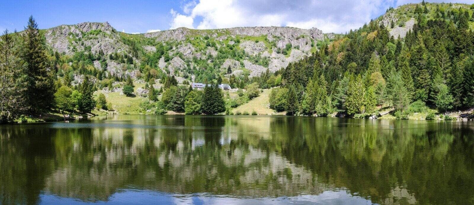 Lac des Hautes-Vosges bordé de forêts et de rochers